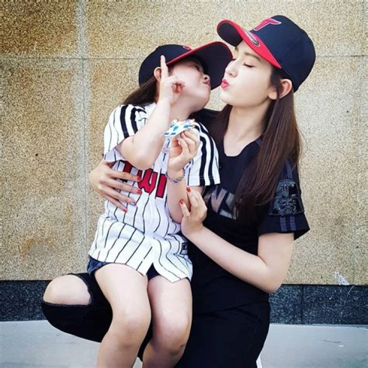 Is Evelyn Douma, Jeon Somi Sister? Age Gap And Parents