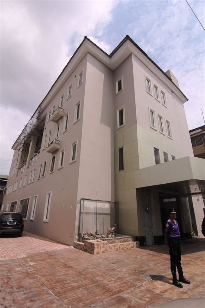 Million Dollar Hotel, Gbagada